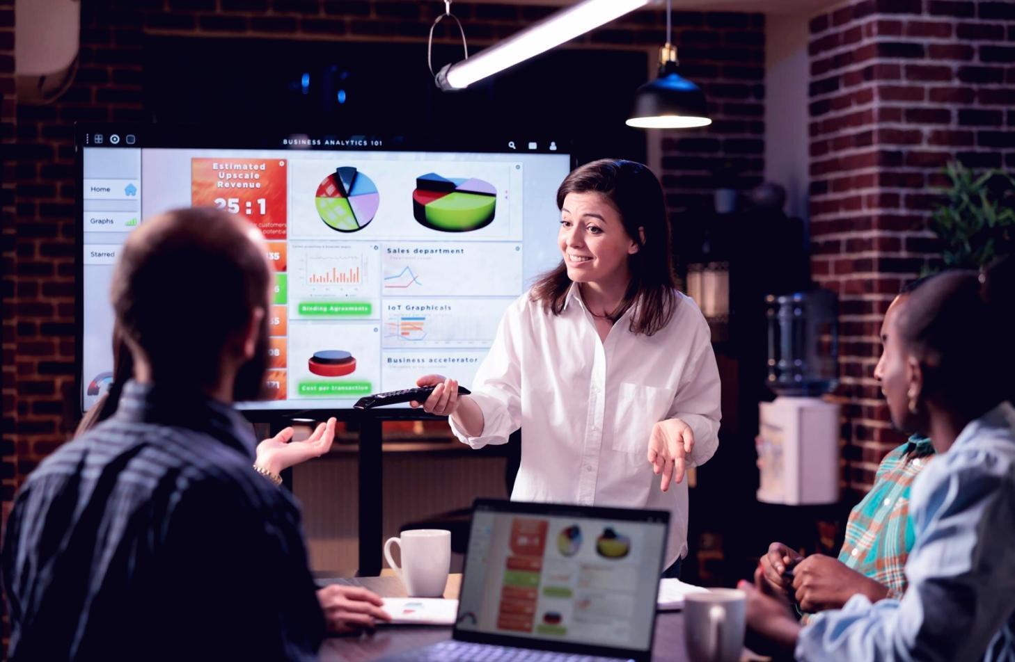 Participant analysant les résultats d'un audit SEO sur un écran pendant un atelier Krilonexis